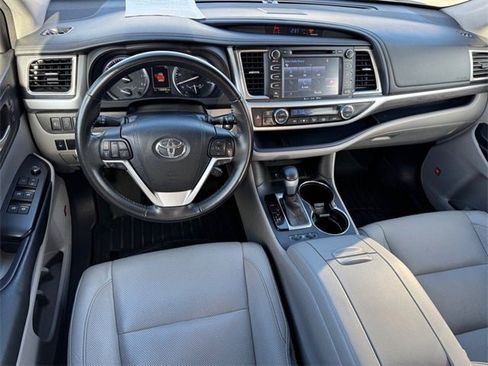 Used 2017 Toyota Highlander Limited image 11