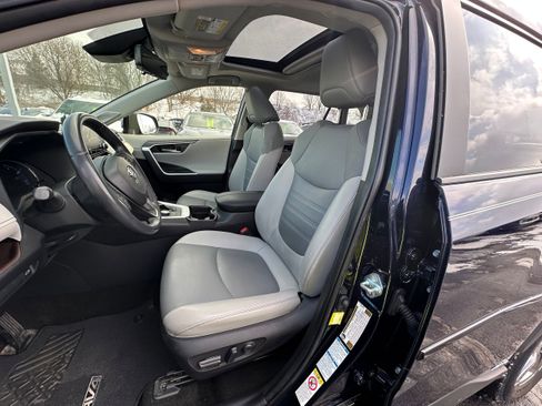 Used 2019 Toyota RAV4 Limited image 27