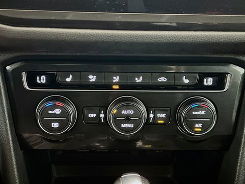 Used 2018 Volkswagen Tiguan SE w/ Panoramic Sunroof Package image 11