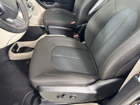 Used 2022 Chrysler Voyager LX image 13
