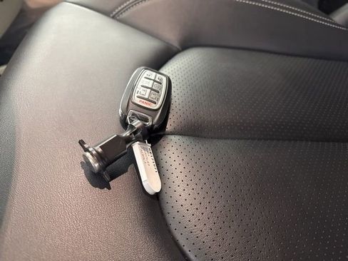 Used 2024 Chrysler Pacifica Touring-L image 29