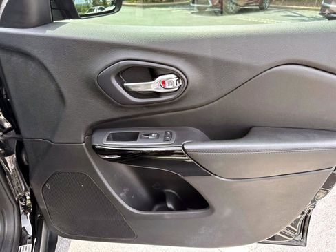 Used 2019 Jeep Cherokee Latitude Plus image 14