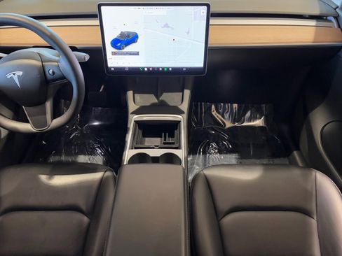 Used 2021 Tesla Model Y Long Range image 16