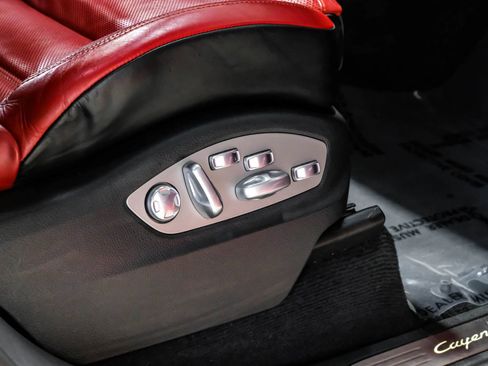 Used 2016 Porsche Cayenne Turbo S image 38