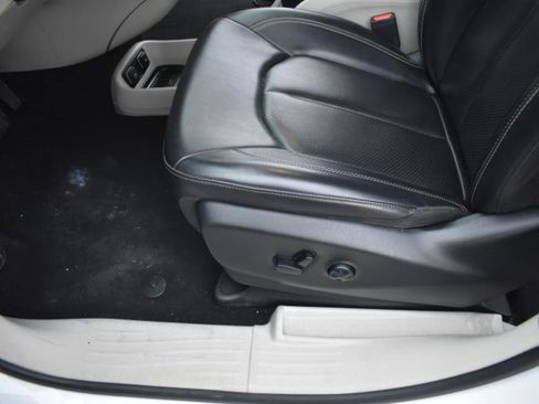 Used 2020 Chrysler Voyager Lxi image 28