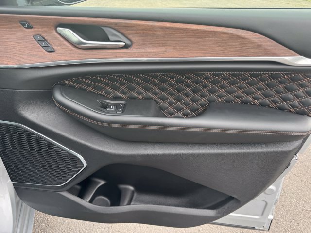 Used 2025 Jeep Grand Cherokee Summit AWD/4WD image 13