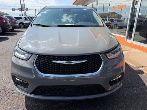 Used 2023 Chrysler Pacifica Touring-L FWD image 2