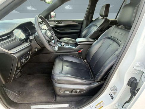 Used 2023 Jeep Grand Cherokee Overland AWD/4WD image 5