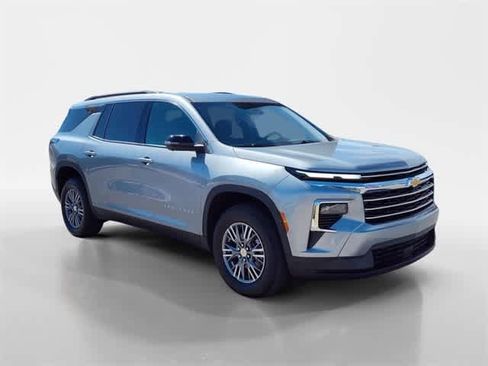 Used 2025 Chevrolet Traverse LT w/ Driver Confidence Package image 7