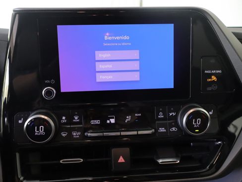 Used 2023 Toyota Highlander XLE AWD/4WD image 16