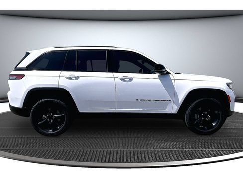 Certified 2023 Jeep Grand Cherokee Altitude AWD/4WD image 15
