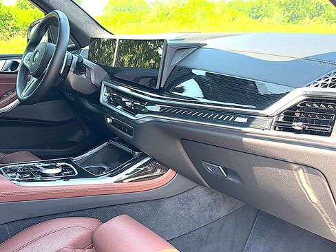 Certified 2025 BMW X7 M60i AWD/4WD image 24