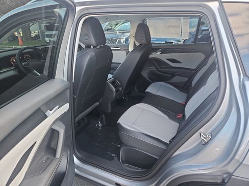 New 2025 Volkswagen Tiguan SE image 23