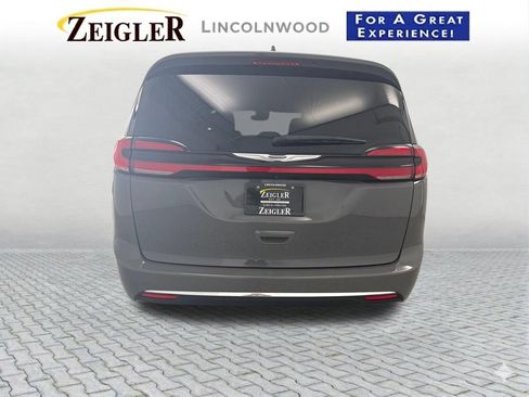 Used 2022 Chrysler Pacifica Touring-L FWD image 5