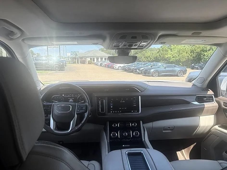 Used 2021 GMC Yukon XL Denali w/ Denali Premium Package AWD/4WD image 29