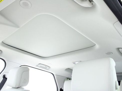 Used 2025 Land Rover Discovery Dynamic SE image 31