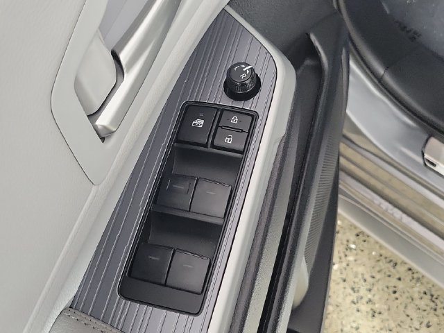 Used 2026 Toyota Sienna XLE FWD image 23