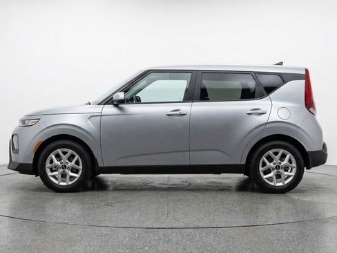 Used 2025 Kia Soul LX w/ LX Technology Package FWD image 5