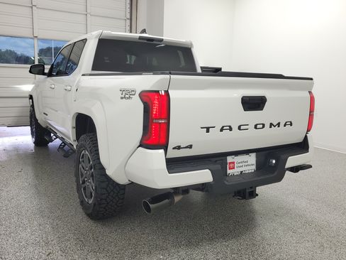 Used 2025 Toyota Tacoma TRD Sport AWD/4WD image 7