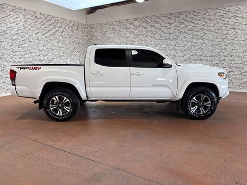 Used 2018 Toyota Tacoma TRD Sport image 8