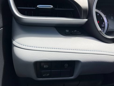 Used 2023 Toyota Highlander XLE FWD image 32