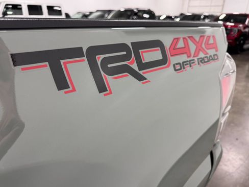 Used 2022 Toyota Tacoma TRD Off-Road w/ TRD Premium Off Road Package AWD/4WD image 23