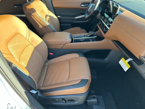 New 2025 Nissan Pathfinder Platinum image 13