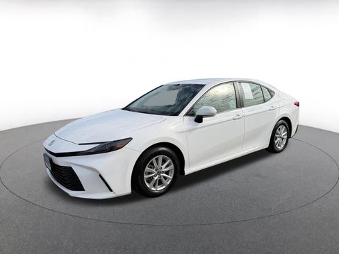 Used 2025 Toyota Camry LE image 4