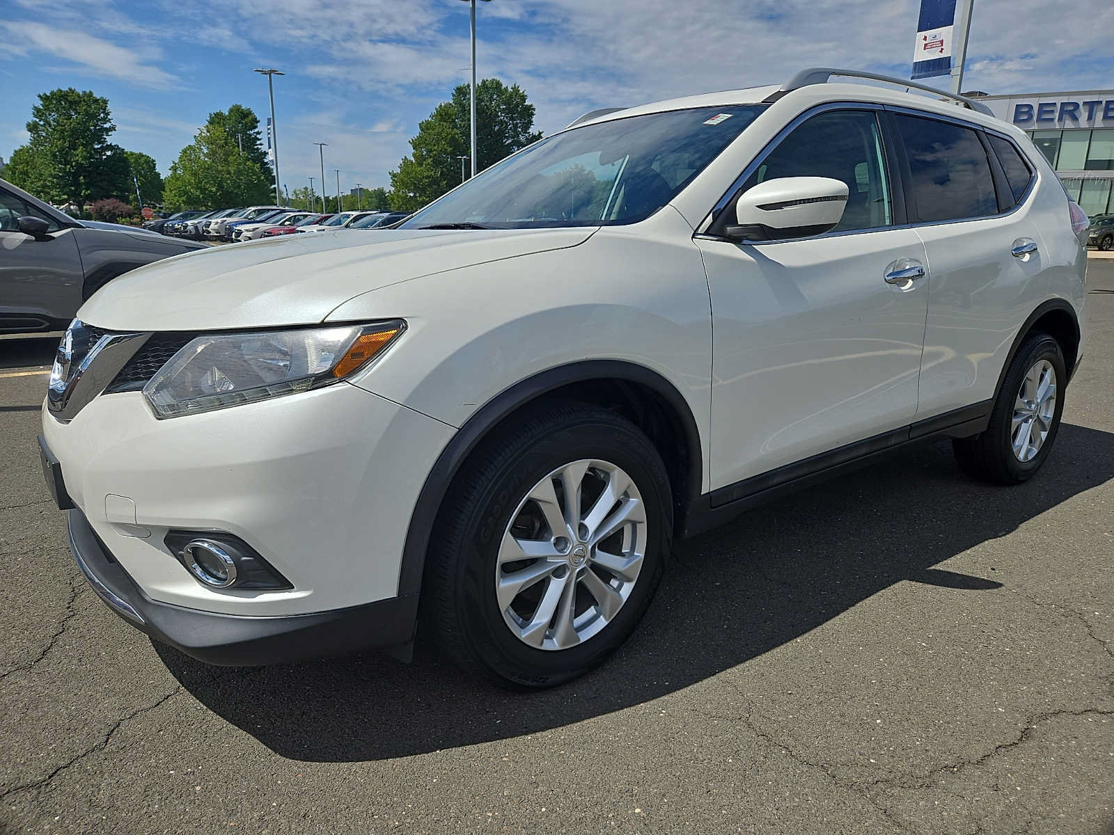 Used 2016 Nissan Rogue SV w/ SV Moonroof Package AWD/4WD image 3