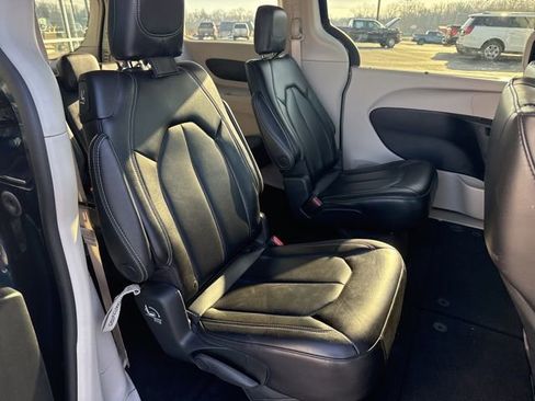 Used 2023 Chrysler Pacifica Touring-L FWD image 19