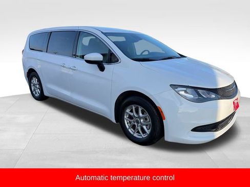 Used 2023 Chrysler Voyager LX image 9