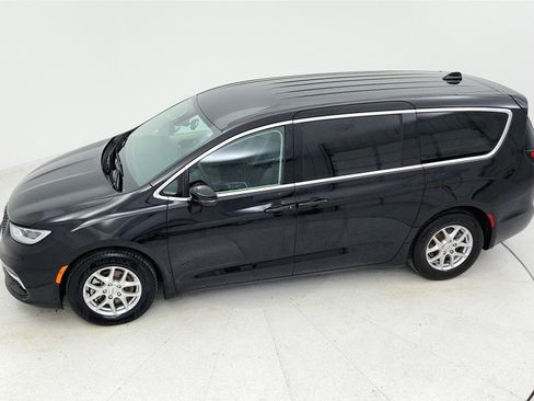 Used 2024 Chrysler Pacifica Touring-L image 37