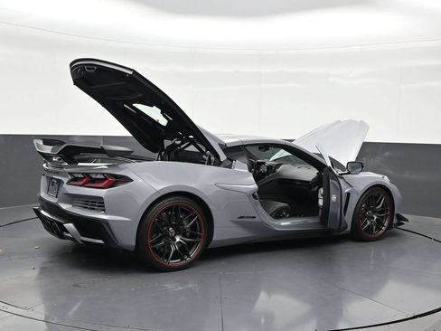 Used 2024 Chevrolet Corvette Z06 w/ Z07 Performance Package RWD image 32