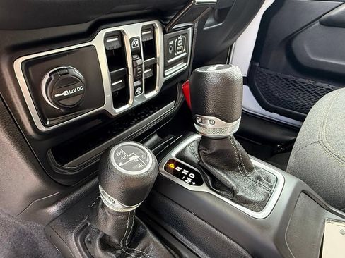 Used 2025 Jeep Wrangler Unlimited Sahara AWD/4WD image 27