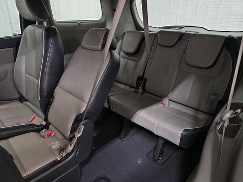 Used 2019 Kia Sedona EX image 26