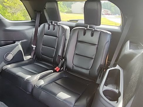 Used 2017 Ford Explorer XLT w/ Equipment Group 202A AWD/4WD image 26