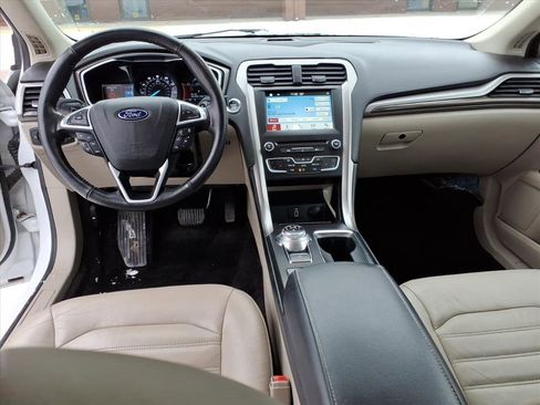 Used 2017 Ford Fusion SE w/ Fusion SE Technology Package image 12