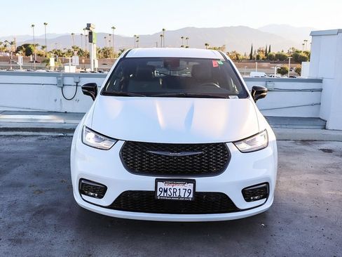 Used 2024 Chrysler Pacifica Limited FWD image 3