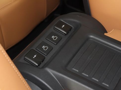 Used 2024 Land Rover Defender 90 S image 42