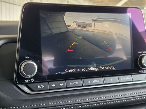 Used 2025 Nissan Rogue SV image 2