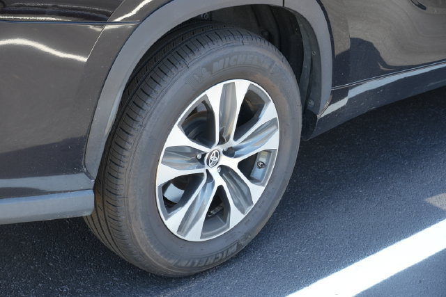 Used 2021 Toyota Highlander XLE FWD image 19