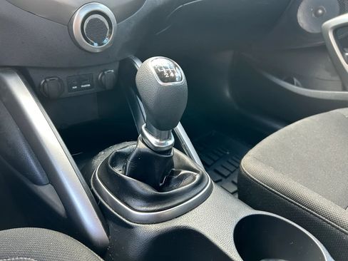 Used 2013 Hyundai Veloster FWD image 23