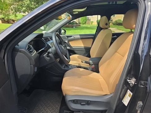 Used 2023 Volkswagen Tiguan SE w/ Panoramic Sunroof Package FWD image 6