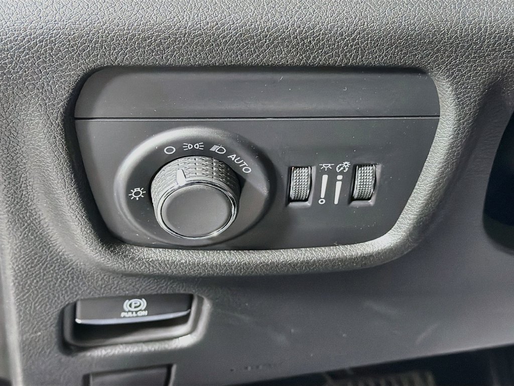 Used 2023 Jeep Grand Cherokee L Altitude AWD/4WD image 10