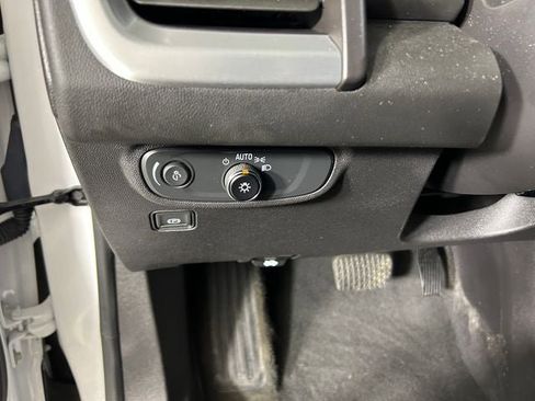 Used 2024 GMC Terrain SLE w/ Driver Convenience Package FWD image 19