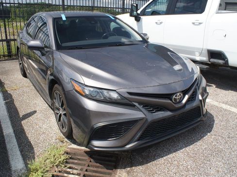 Used 2021 Toyota Camry SE FWD image 3