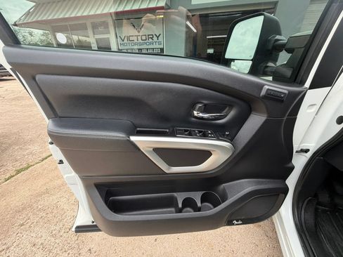 Used 2019 Nissan Titan PRO-4X w/ Pro-4x Convenience Package AWD/4WD image 14
