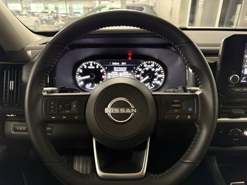 Used 2024 Nissan Pathfinder SV image 10