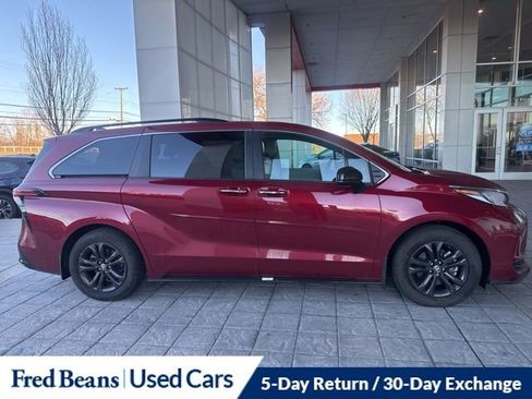 Used 2024 Toyota Sienna XSE w/ XSE Plus Package image 2