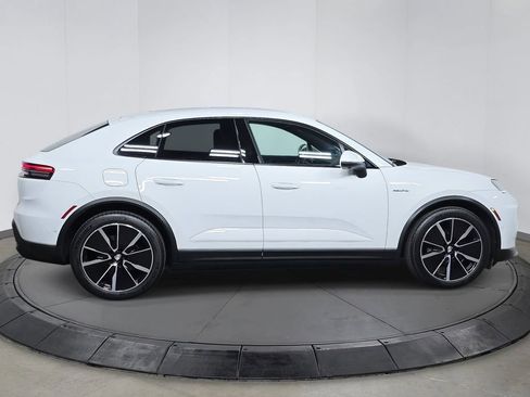 Certified 2025 Porsche Macan Electric image 8